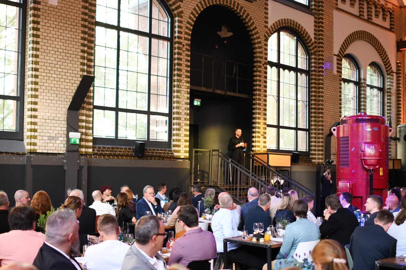 Fabian Westerheide auf der Bühne in der Maschinenhalle