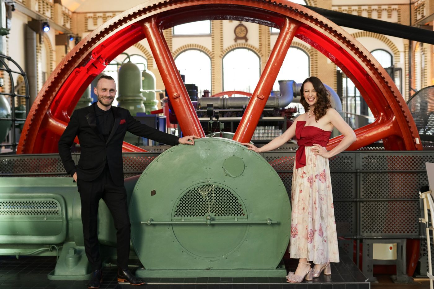 Fabian und Veronika Westerheide am roten Schwungrad der Maschinenhalle