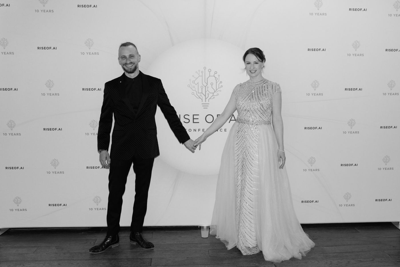 Fabian und Veronika Westerheide Hand in Hand bei zehn Jahren Rise of AI, schwarz-weiß